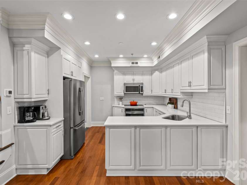 529 Queens Road, Charlotte, NC 28207.  MLS# CAR4353298, YatesRealty ID 8792. Kitchen