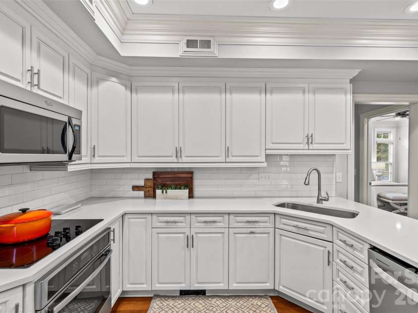 529 Queens Road, Charlotte, NC 28207.  MLS# CAR4353298, YatesRealty ID 8792. Kitchen