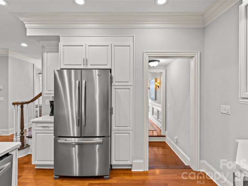 529 Queens Road, Charlotte, NC 28207.  MLS# CAR4353298, YatesRealty ID 8792. Kitchen