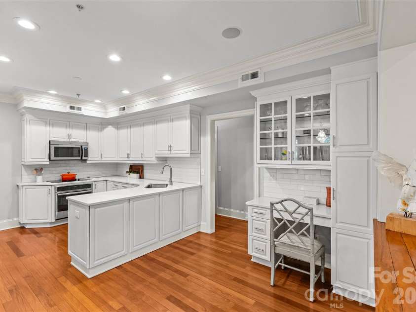529 Queens Road, Charlotte, NC 28207.  MLS# CAR4353298, YatesRealty ID 8792. Kitchen