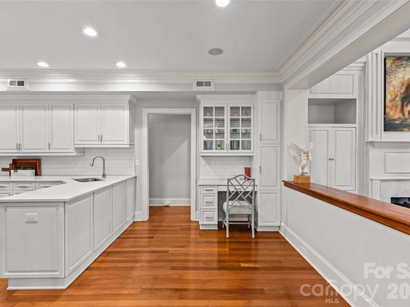 529 Queens Road, Charlotte, NC 28207.  MLS# CAR4353298, YatesRealty ID 8792. Kitchen/Great Room