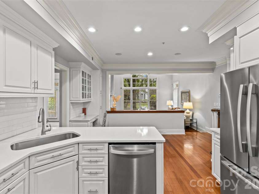 529 Queens Road, Charlotte, NC 28207.  MLS# CAR4353298, YatesRealty ID 8792. Kitchen/Great Room