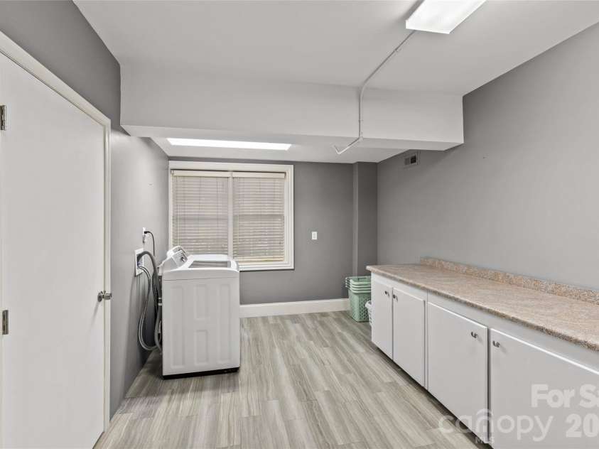 529 Queens Road, Charlotte, NC 28207.  MLS# CAR4353298, YatesRealty ID 8792. Laundry