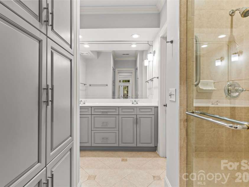 529 Queens Road, Charlotte, NC 28207.  MLS# CAR4353298, YatesRealty ID 8792. Primary Bathroom