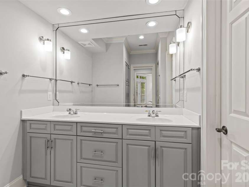 529 Queens Road, Charlotte, NC 28207.  MLS# CAR4353298, YatesRealty ID 8792. Primary Bathroom