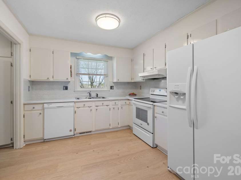 3039 Longwood Drive, Shelby, NC 28152.  MLS# CAR4344670, YatesRealty ID 8803. 
