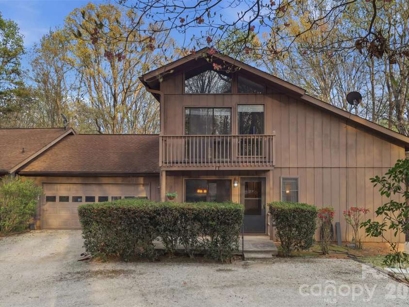 17 Knoll Drive, Columbus, NC 28722.  MLS# CAR4358872, YatesRealty ID 8804. 