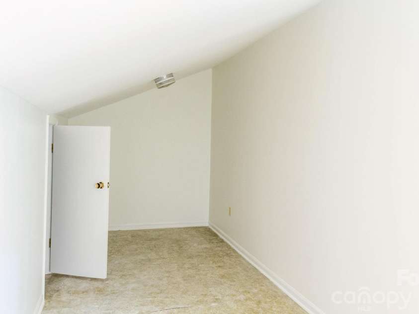 17 Knoll Drive, Columbus, NC 28722.  MLS# CAR4358872, YatesRealty ID 8804. 
