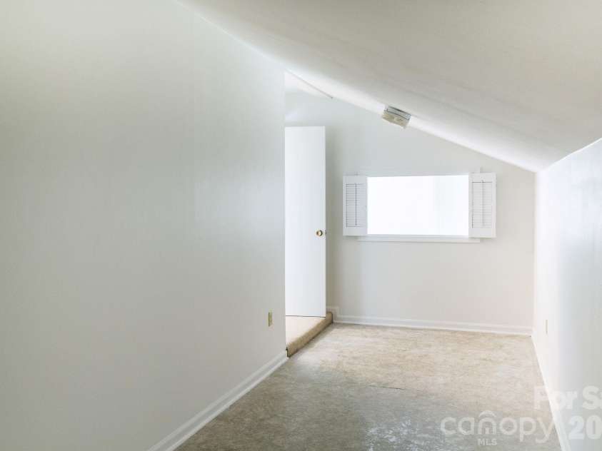 17 Knoll Drive, Columbus, NC 28722.  MLS# CAR4358872, YatesRealty ID 8804. 