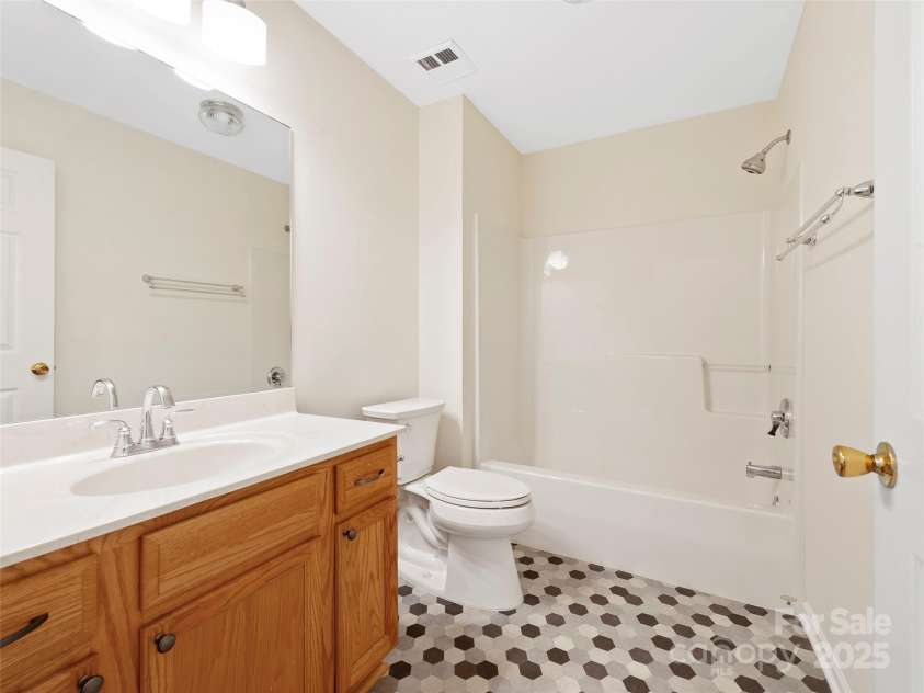406 Carrington Place, Arden, NC 28704.  MLS# CAR4248260, YatesRealty ID 8804. Second Bathroom with Shower/Tub Unit