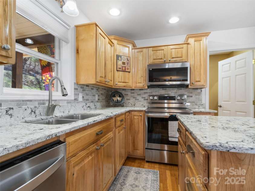 36 Crest Line Drive, Green Mountain, NC 28740.  MLS# CAR4237025, YatesRealty ID 8809. 