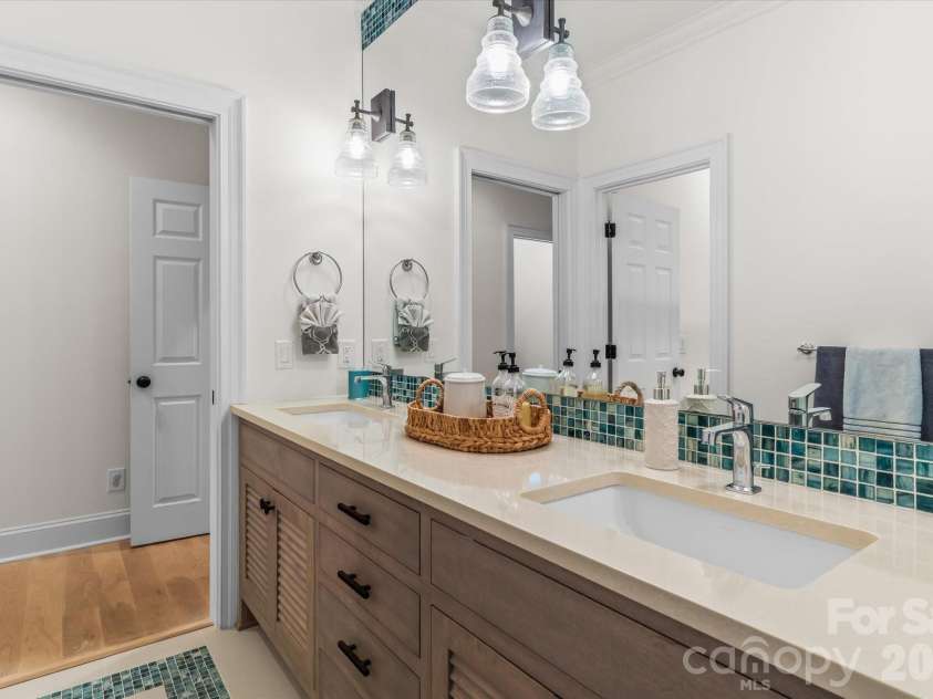 16407 Jetton Road, Cornelius, NC 28031.  MLS# CAR4326392, YatesRealty ID 881. 2nd Floor Bathroom 1