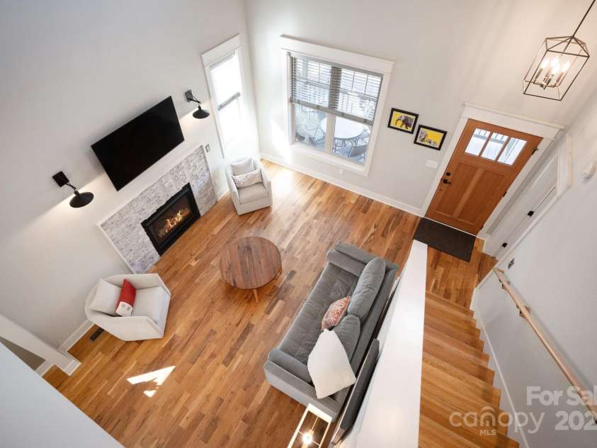 66 Deaver Street, Asheville, NC 28806.  MLS# CAR4217657, YatesRealty ID 8810. Tall Walls Await Your Beautiful Art Collection!