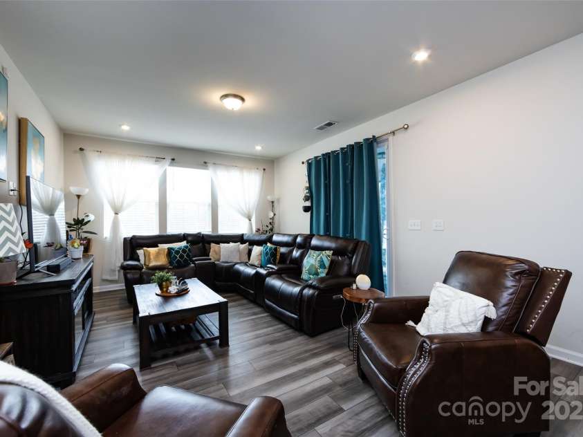 3100 Cheyney Park Drive, Charlotte, NC 28269.  MLS# CAR4247612, YatesRealty ID 8811. 