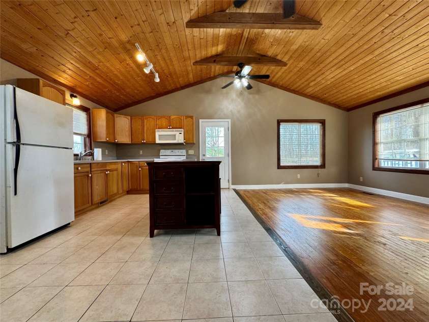 1031 7th Avenue, Hendersonville, NC 28791.  MLS# CAR4207190, YatesRealty ID 8813. Excellent Layout