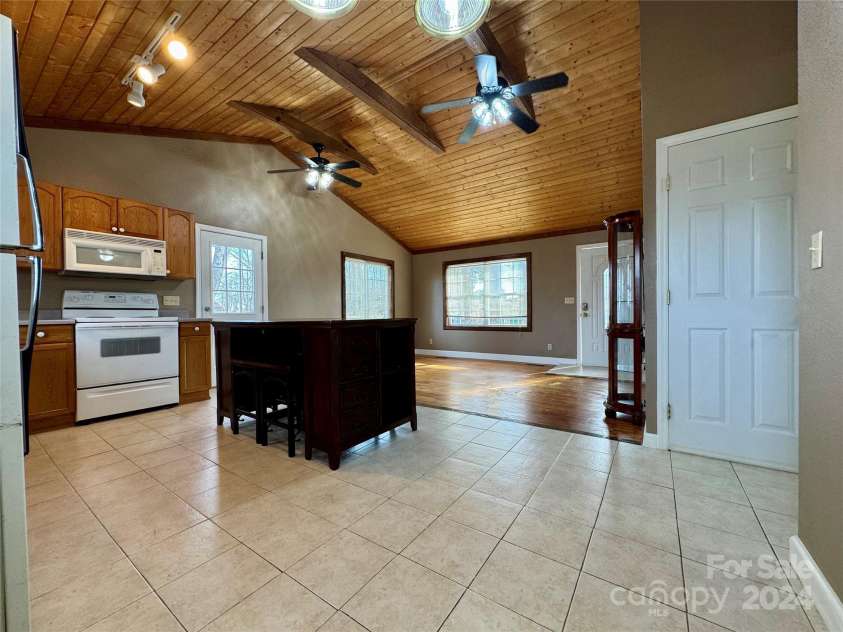 1031 7th Avenue, Hendersonville, NC 28791.  MLS# CAR4207190, YatesRealty ID 8813. Kitchen/Dining Area