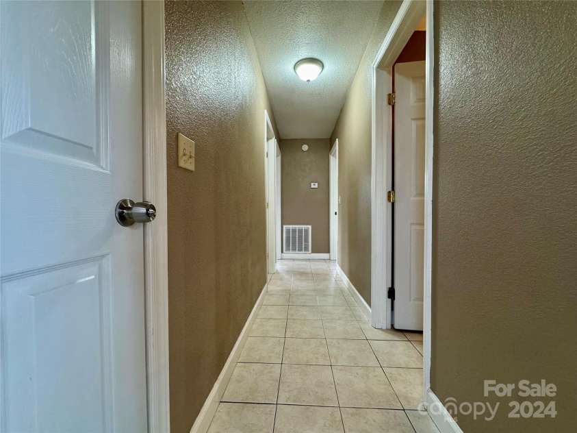 1031 7th Avenue, Hendersonville, NC 28791.  MLS# CAR4207190, YatesRealty ID 8813. Main Hallway