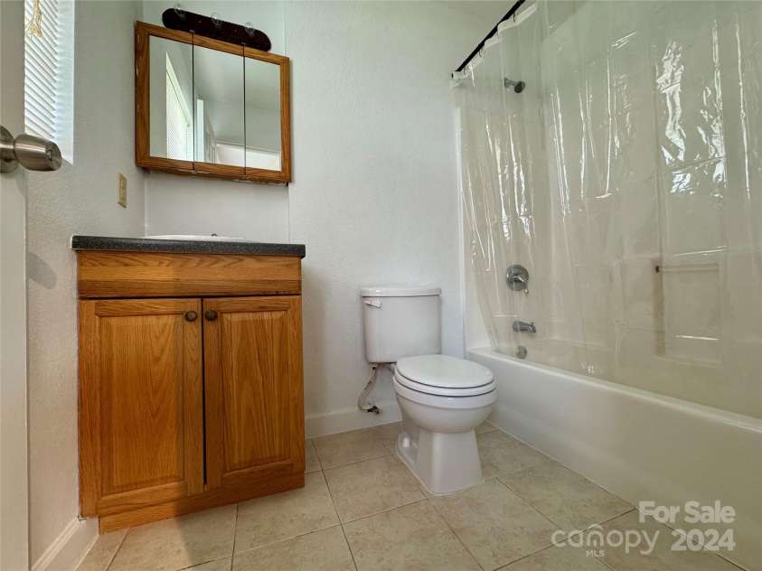 1031 7th Avenue, Hendersonville, NC 28791.  MLS# CAR4207190, YatesRealty ID 8813. Primary Bathroom