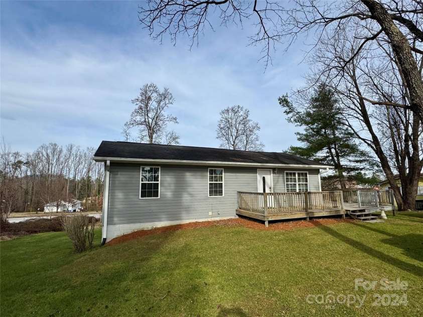 1031 7th Avenue, Hendersonville, NC 28791.  MLS# CAR4207190, YatesRealty ID 8813. Welcome Home
