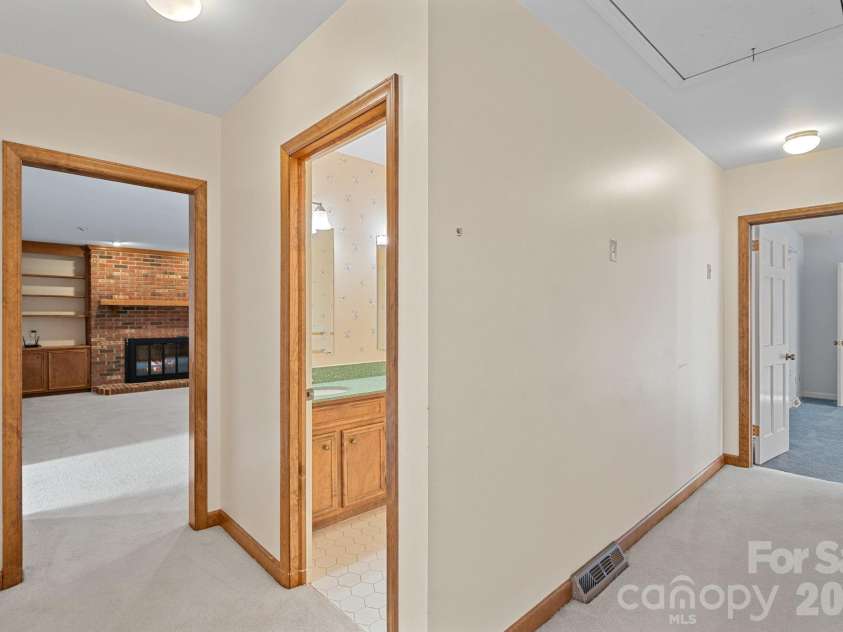1001 Thistle Court, Charlotte, NC 28211.  MLS# CAR4311129, YatesRealty ID 8814. 