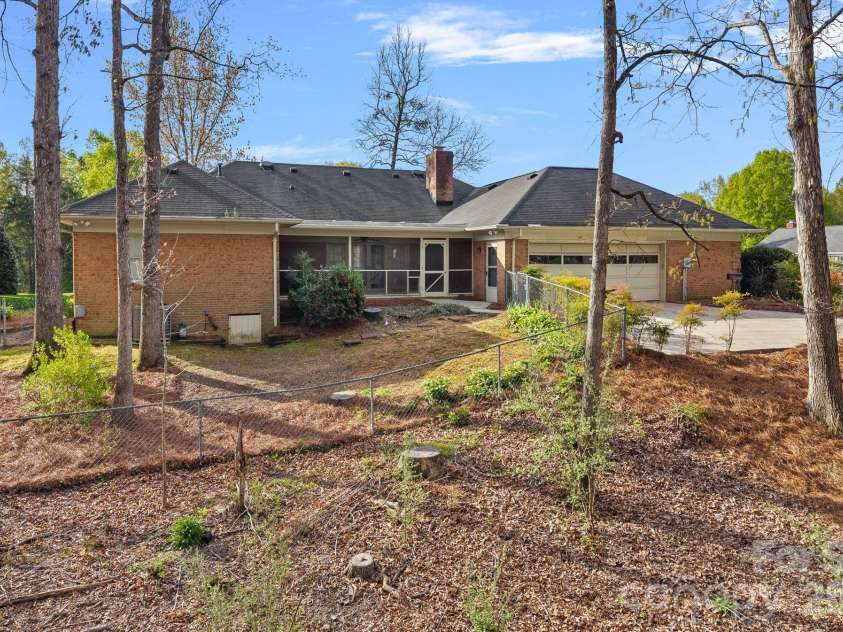 1001 Thistle Court, Charlotte, NC 28211.  MLS# CAR4311129, YatesRealty ID 8814. 
