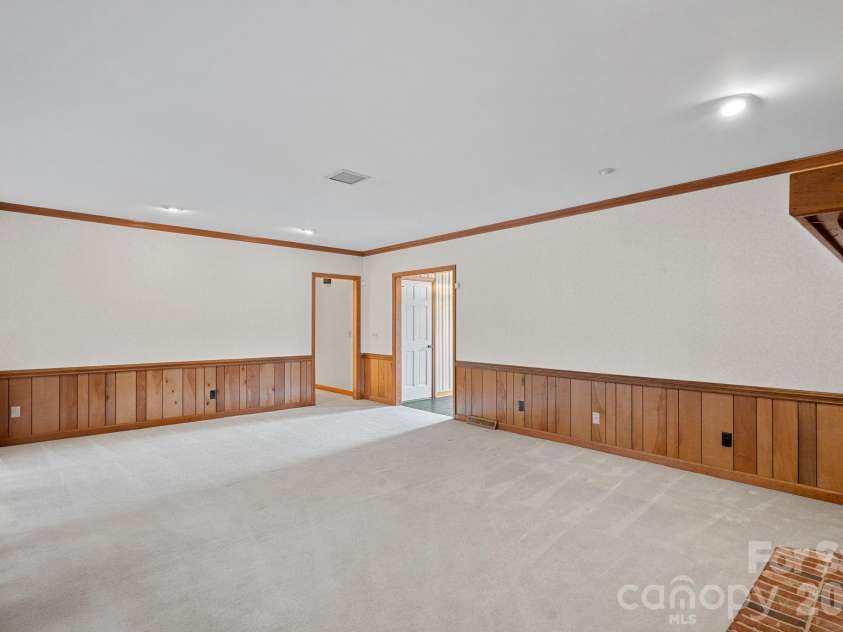 1001 Thistle Court, Charlotte, NC 28211.  MLS# CAR4311129, YatesRealty ID 8814. Den