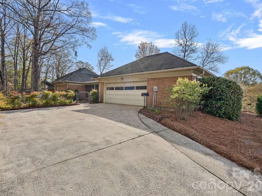 1001 Thistle Court, Charlotte, NC 28211.  MLS# CAR4311129, YatesRealty ID 8814. Driveway