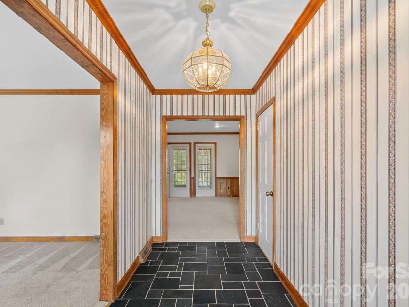 1001 Thistle Court, Charlotte, NC 28211.  MLS# CAR4311129, YatesRealty ID 8814. Front Hallway