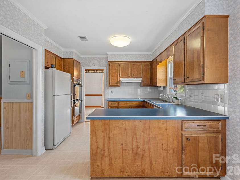 1001 Thistle Court, Charlotte, NC 28211.  MLS# CAR4311129, YatesRealty ID 8814. Kitchen