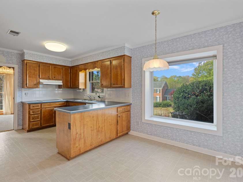 1001 Thistle Court, Charlotte, NC 28211.  MLS# CAR4311129, YatesRealty ID 8814. Kitchen