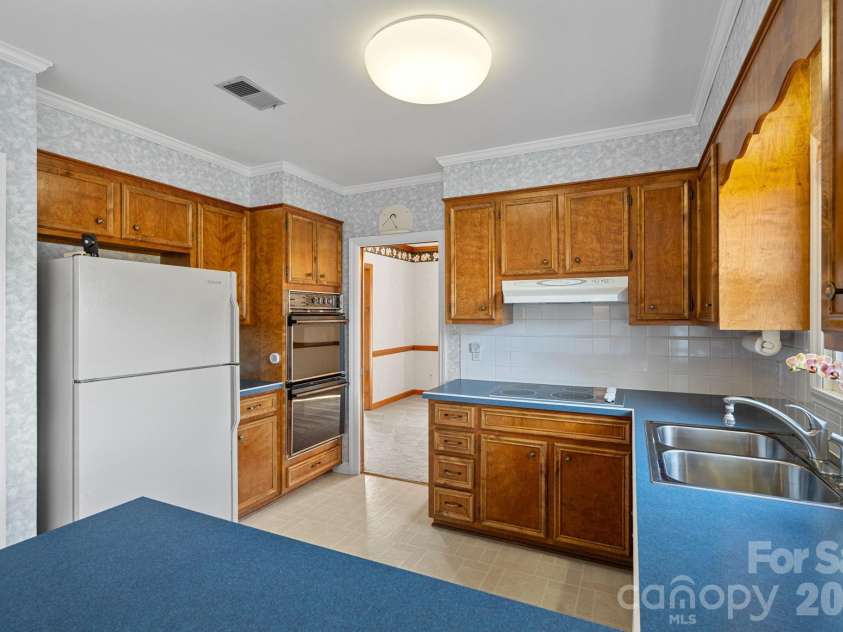 1001 Thistle Court, Charlotte, NC 28211.  MLS# CAR4311129, YatesRealty ID 8814. Kitchen