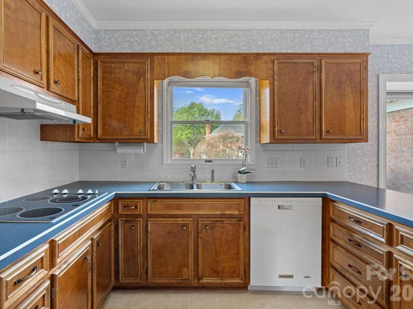 1001 Thistle Court, Charlotte, NC 28211.  MLS# CAR4311129, YatesRealty ID 8814. Kitchen