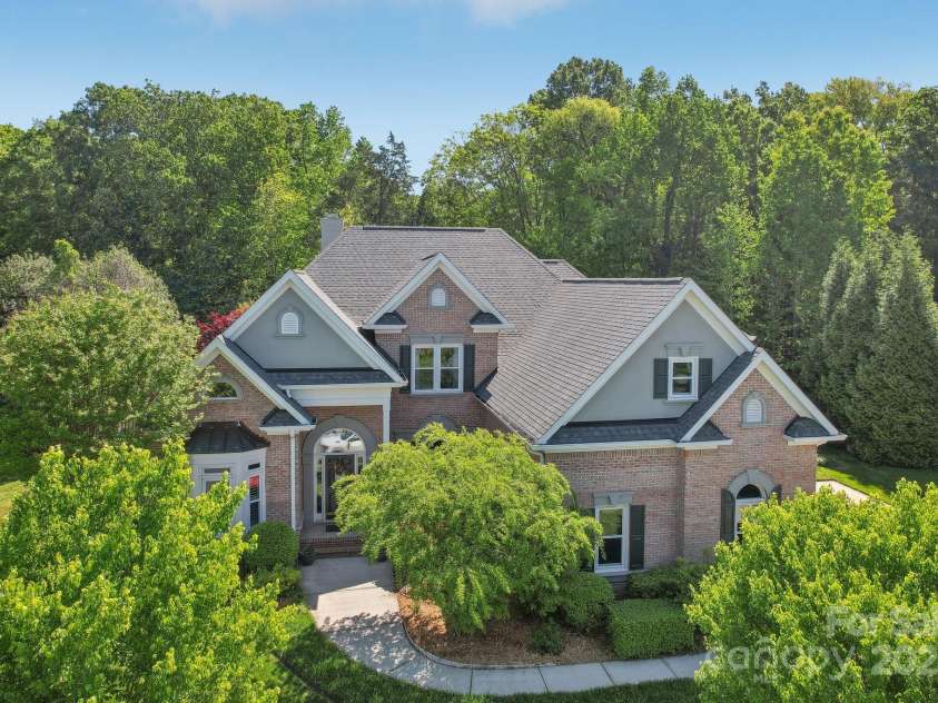 820 Hampshire Hill Road, Matthews, NC 28105.  MLS# CAR4227326, YatesRealty ID 8817. 