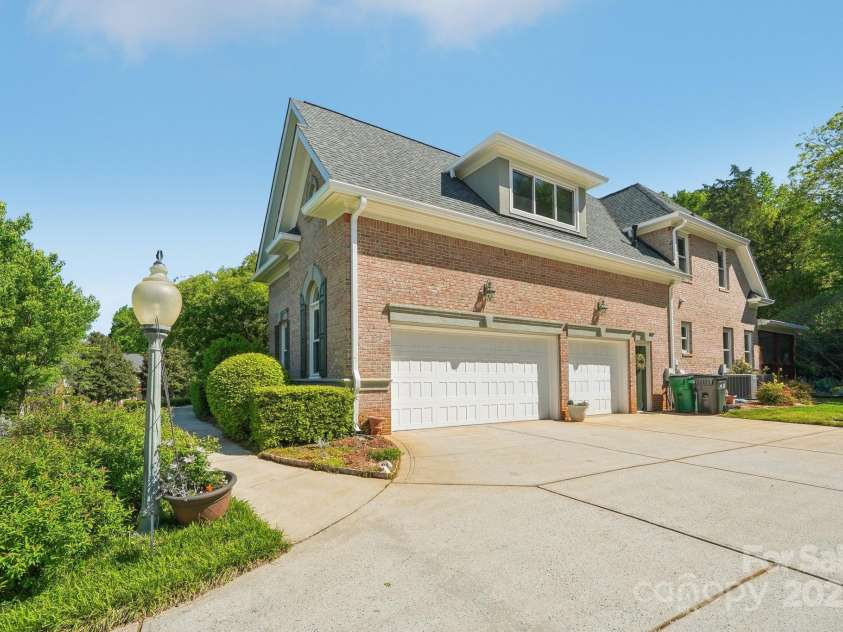 820 Hampshire Hill Road, Matthews, NC 28105.  MLS# CAR4227326, YatesRealty ID 8817. 