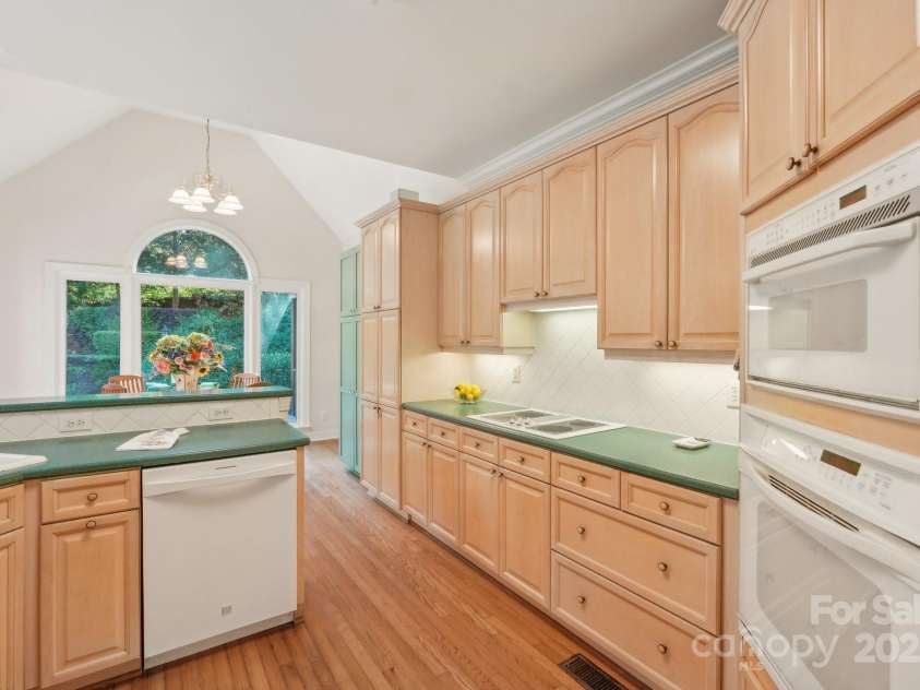 820 Hampshire Hill Road, Matthews, NC 28105.  MLS# CAR4227326, YatesRealty ID 8817. 