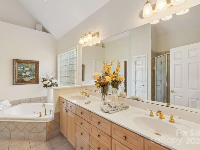 820 Hampshire Hill Road, Matthews, NC 28105.  MLS# CAR4227326, YatesRealty ID 8817. 