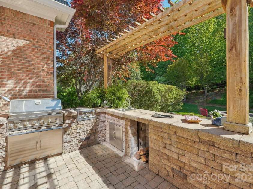 820 Hampshire Hill Road, Matthews, NC 28105.  MLS# CAR4227326, YatesRealty ID 8817. 