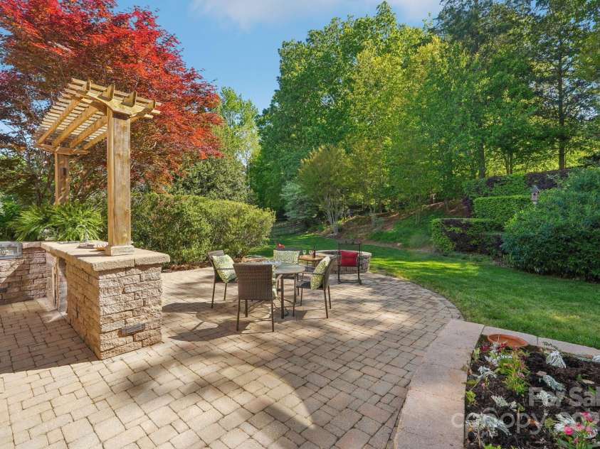 820 Hampshire Hill Road, Matthews, NC 28105.  MLS# CAR4227326, YatesRealty ID 8817. 