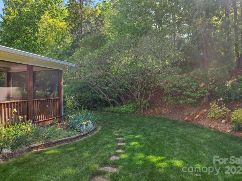 820 Hampshire Hill Road, Matthews, NC 28105.  MLS# CAR4227326, YatesRealty ID 8817. 