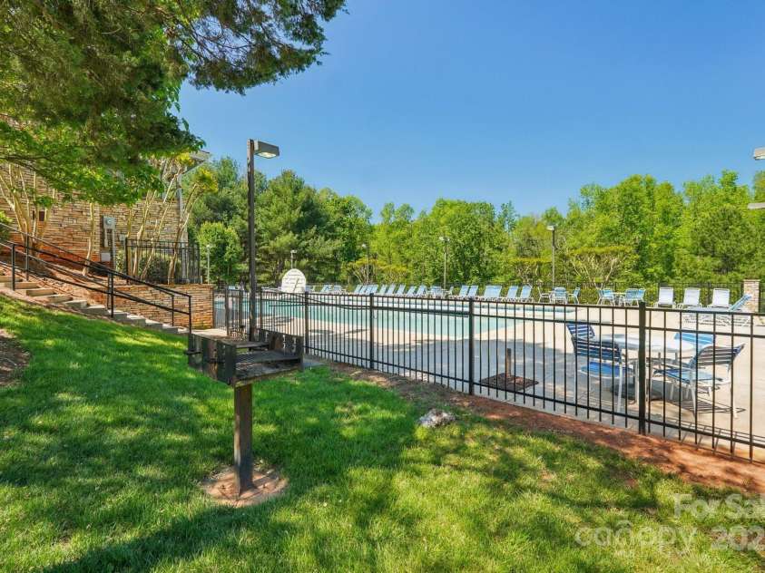 820 Hampshire Hill Road, Matthews, NC 28105.  MLS# CAR4227326, YatesRealty ID 8817. 