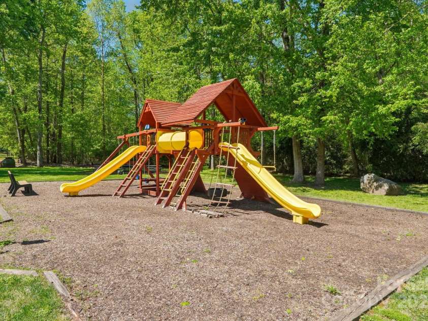 820 Hampshire Hill Road, Matthews, NC 28105.  MLS# CAR4227326, YatesRealty ID 8817. 