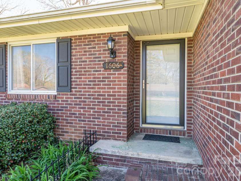 1606 Davis Park Road, Gastonia, NC 28052.  MLS# CAR4358789, YatesRealty ID 8821. 