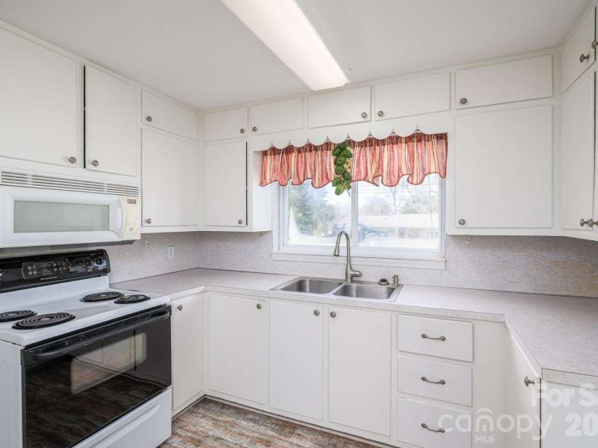 1606 Davis Park Road, Gastonia, NC 28052.  MLS# CAR4358789, YatesRealty ID 8821. 