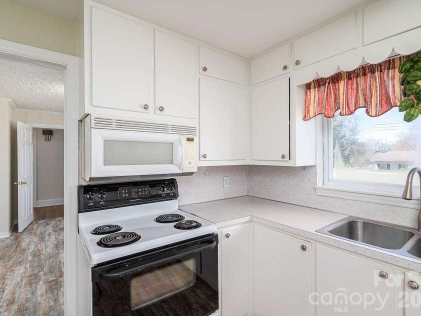 1606 Davis Park Road, Gastonia, NC 28052.  MLS# CAR4358789, YatesRealty ID 8821. 