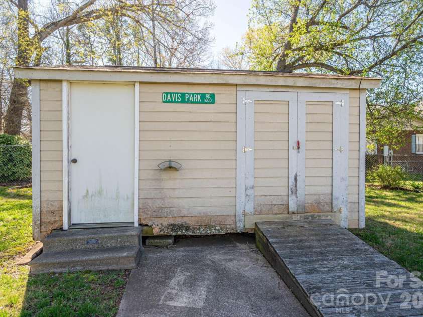 1606 Davis Park Road, Gastonia, NC 28052.  MLS# CAR4358789, YatesRealty ID 8821. 