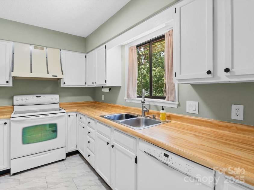 102 Cedar Forest Trail, Asheville, NC 28803.  MLS# CAR4292166, YatesRealty ID 8827. Galley kitchen with ample cabinetry