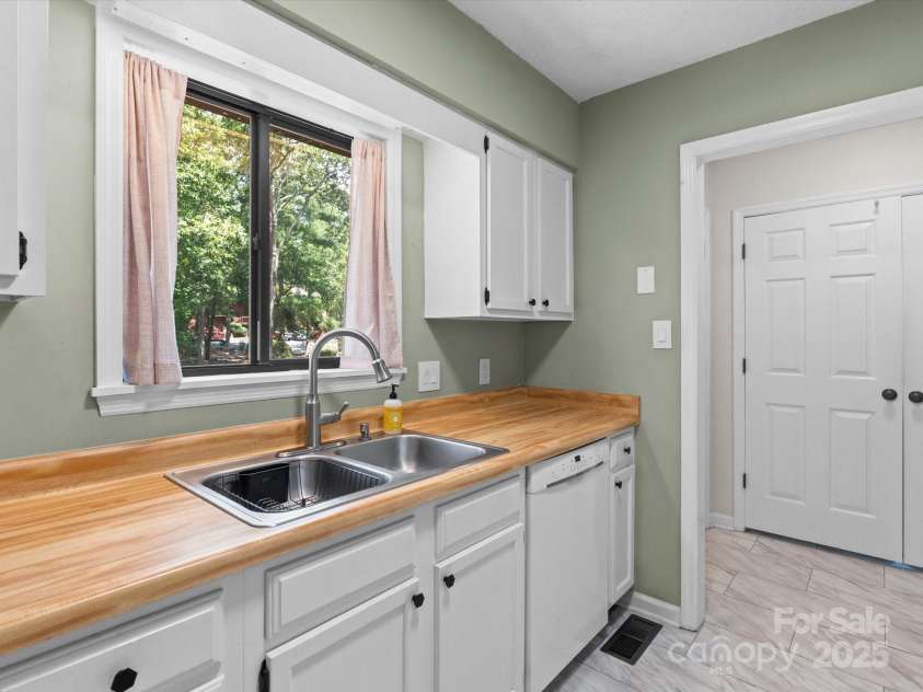 102 Cedar Forest Trail, Asheville, NC 28803.  MLS# CAR4292166, YatesRealty ID 8827. Tile throughout the kitchen