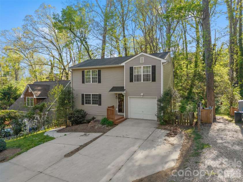 13 Castle Street, Asheville, NC 28803.  MLS# CAR4370970, YatesRealty ID 883. 
