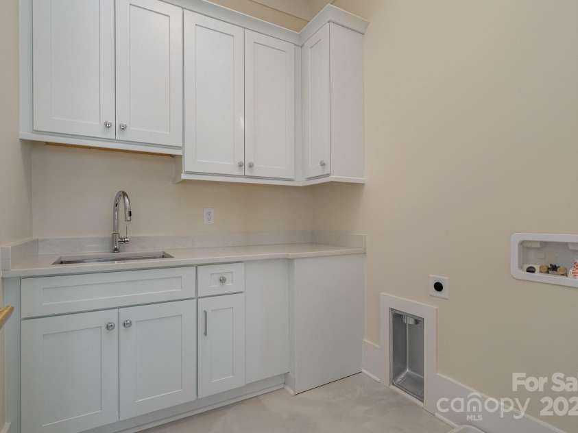 2924 Sharon View Road, Charlotte, NC 28210.  MLS# CAR4239433, YatesRealty ID 8834. Laundry