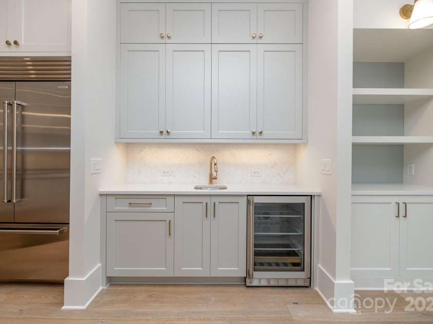 2924 Sharon View Road, Charlotte, NC 28210.  MLS# CAR4239433, YatesRealty ID 8834. Wet Bar